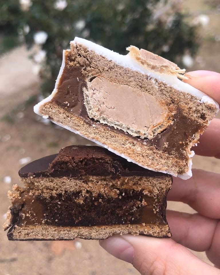 Alfajores de chocolate y dulces banados
