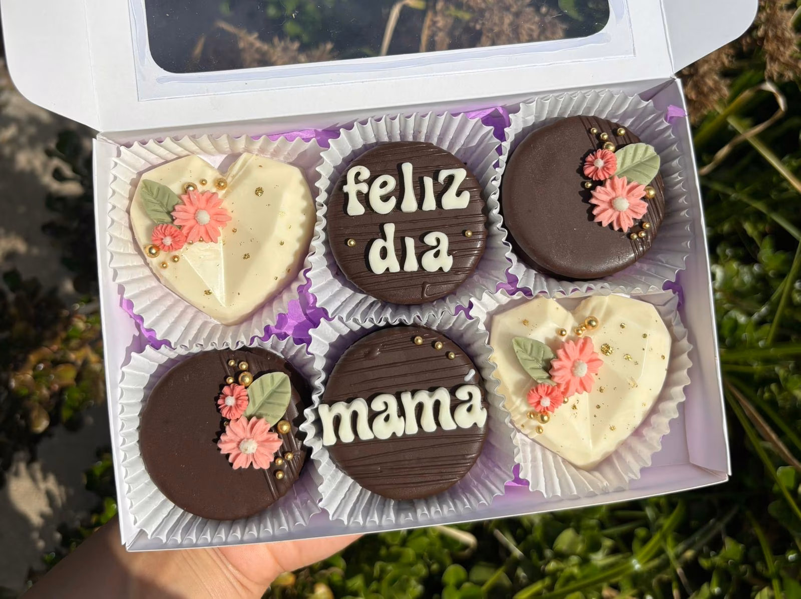 Caja de chocolates personalizados con flores para el Día de la Madre