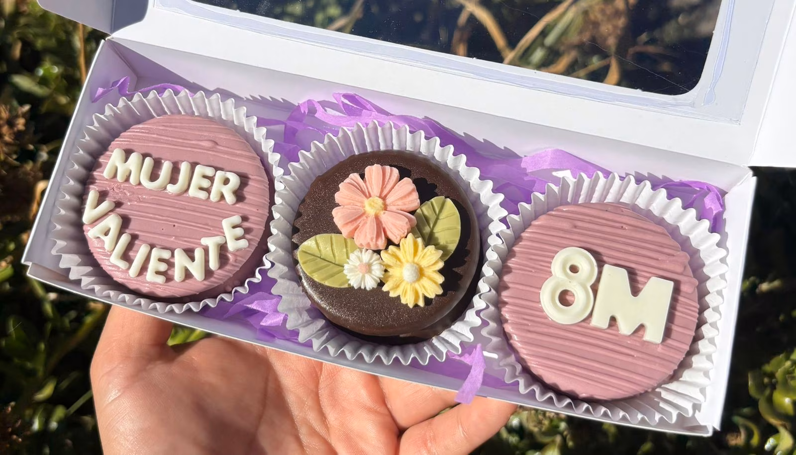Caja de chocolates personalizados para el 8M con mensaje Mujer Valiente