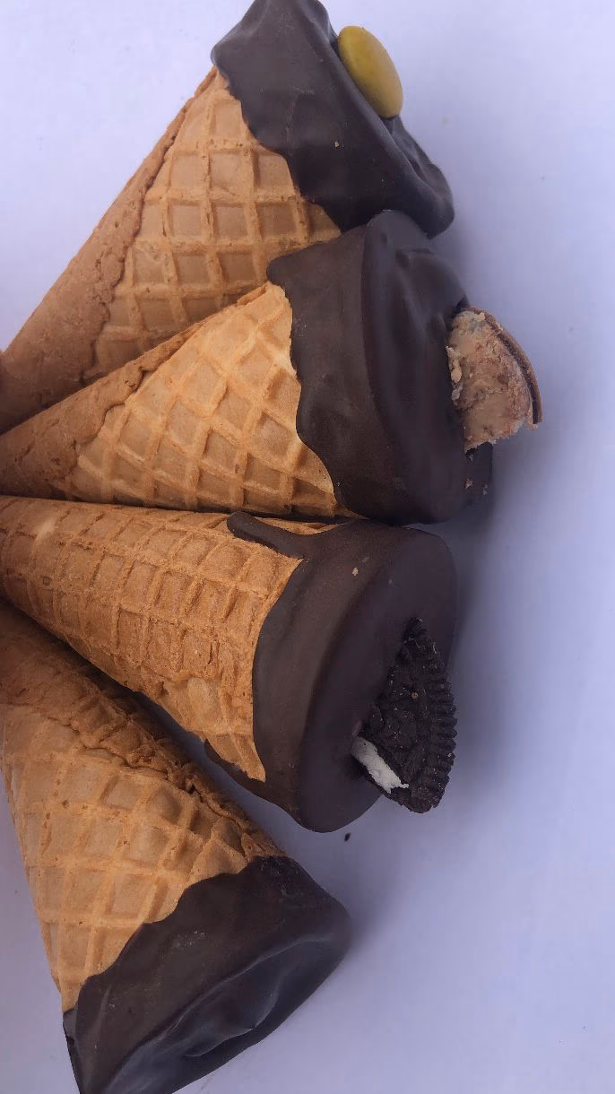 Conitos rellenos bañados en chocolate