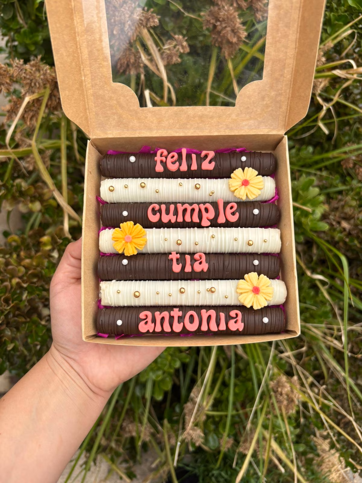 Cuchuflies personalizados con sprinkles y frases