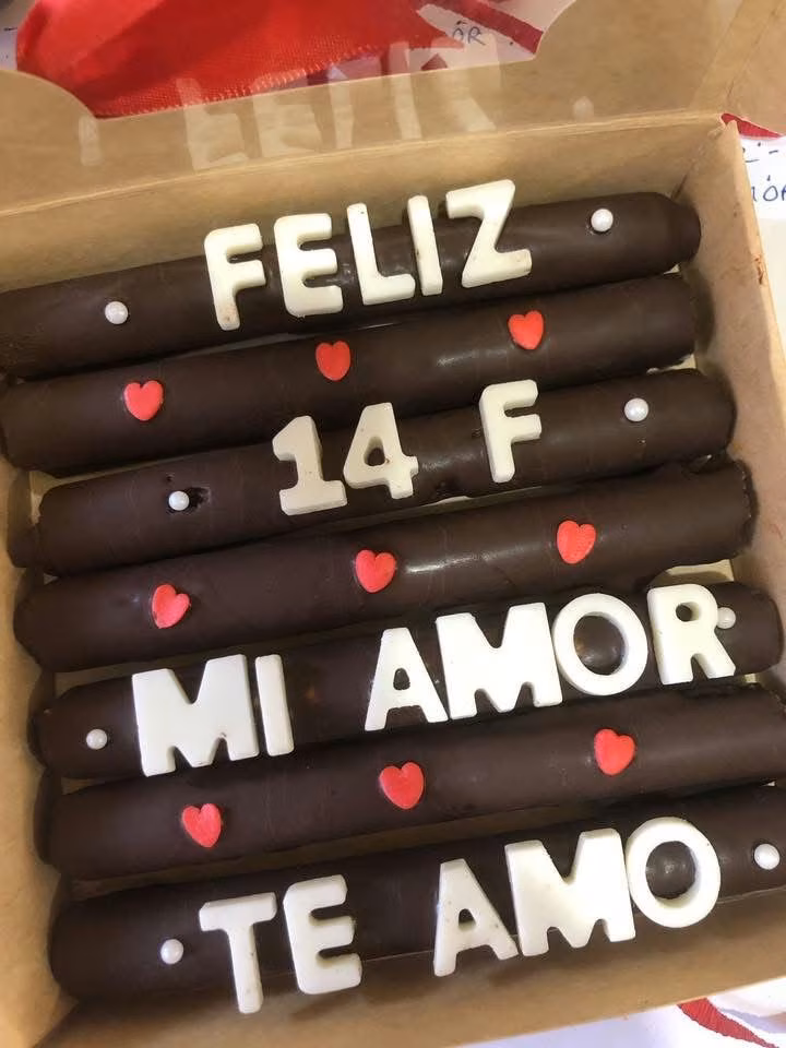 Cuchuflies personalizados con sprinkles y frases