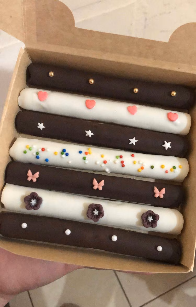 Cuchuflies personalizados con sprinkles y frases